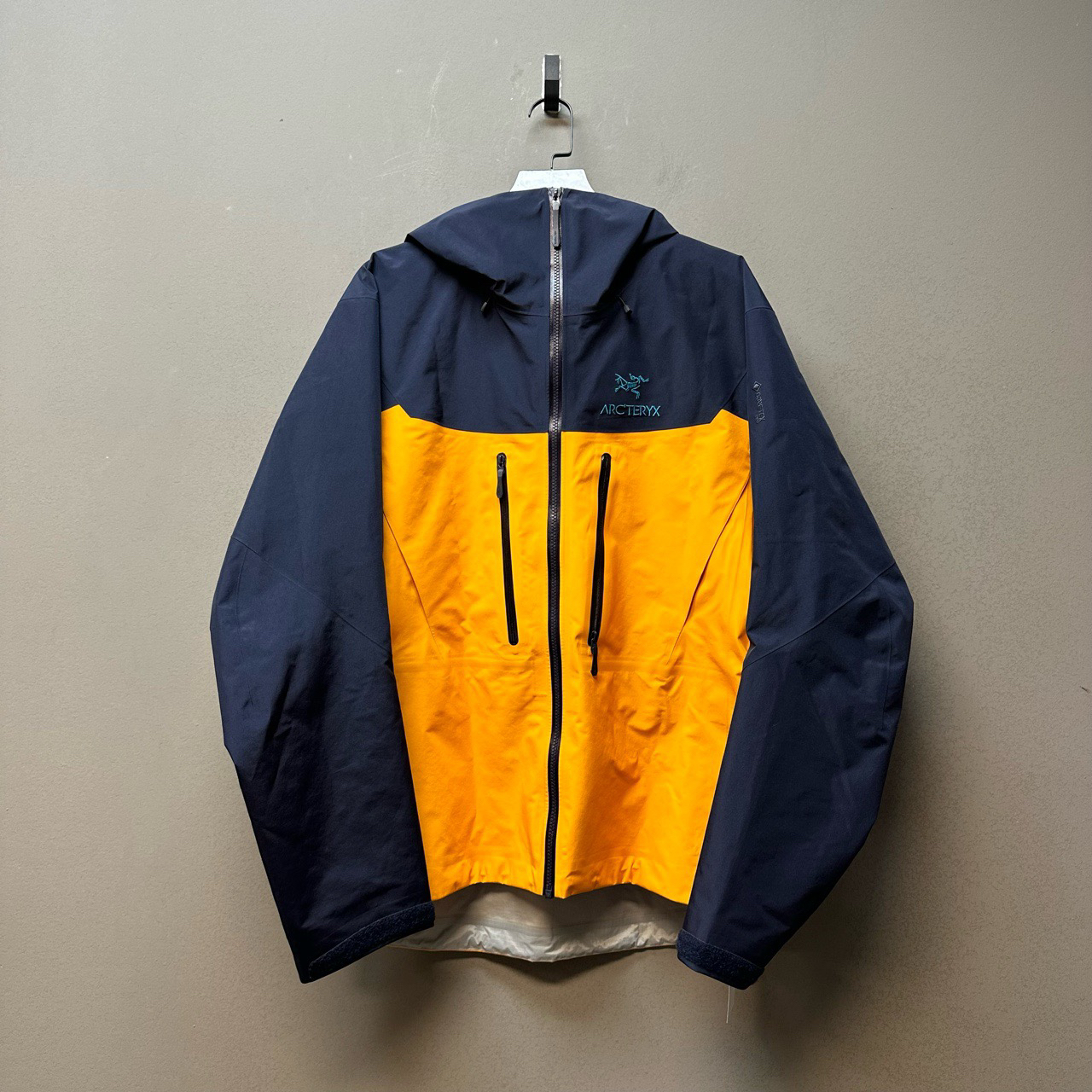 Arcteryx 始祖鸟/08031/alpha sv 虎年限定硬壳冲锋衣 M 准新