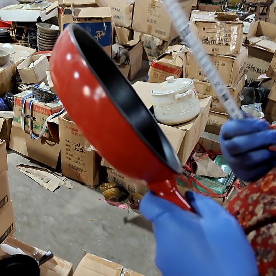 摆件盘子碗茶壶啥都有