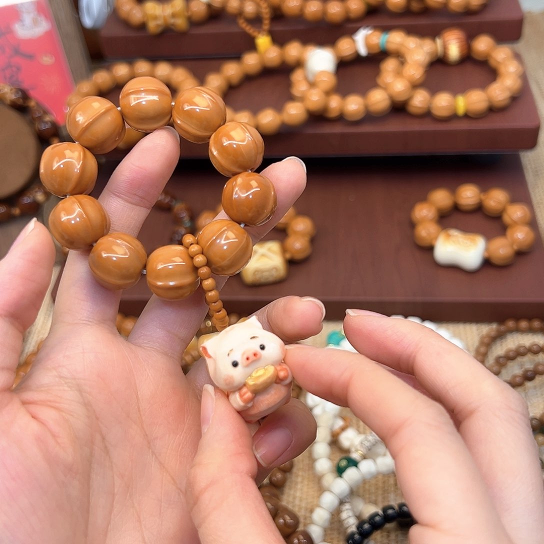 猴头核桃手串-*茶猴头鲨鱼背搭配小猪