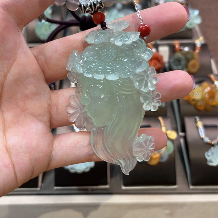 蛇纹石玉颈饰未镶嵌