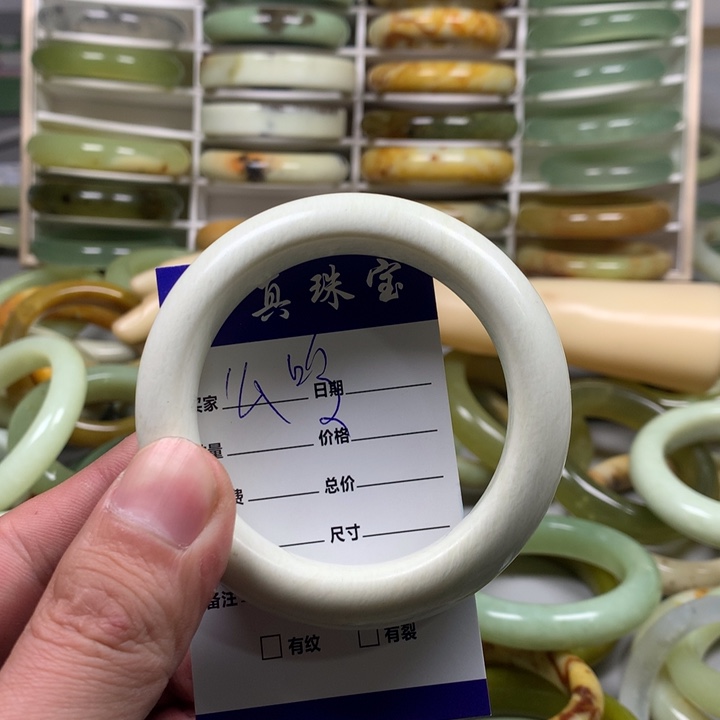 蛇纹石玉手镯未镶嵌么*