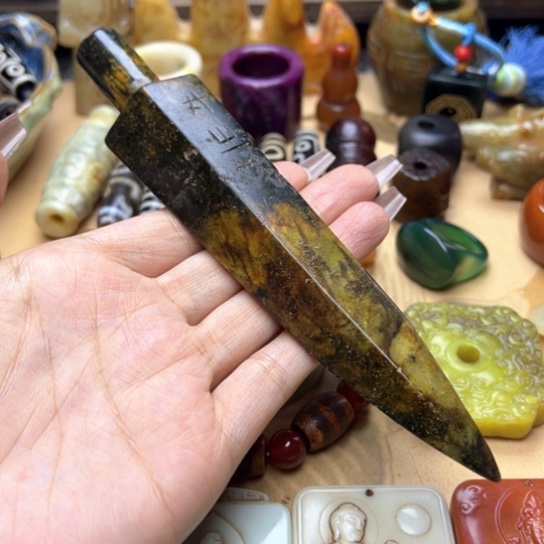 蛇纹石玉未镶嵌颈饰