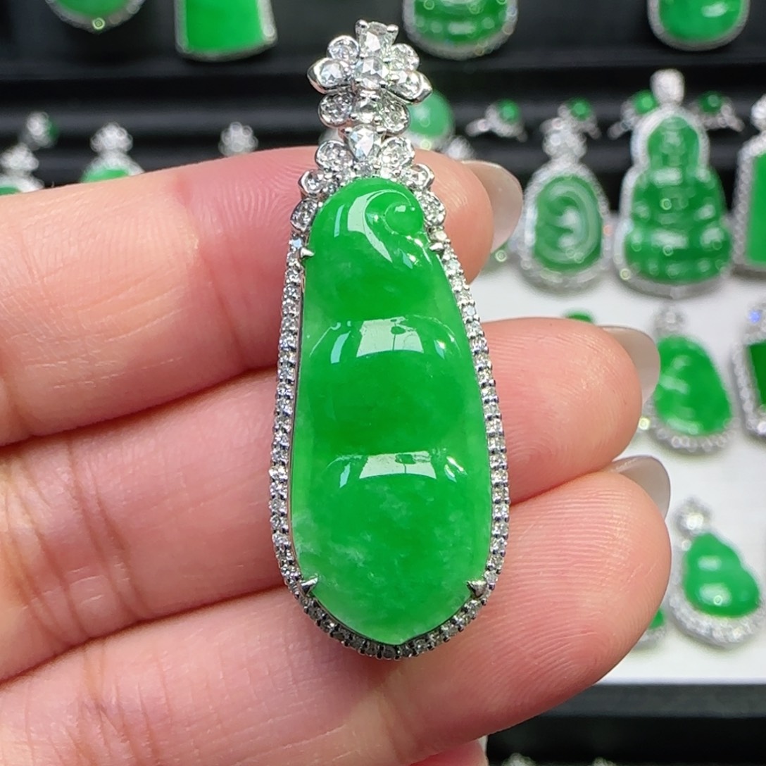 翡翠18K金镶嵌颈饰吊坠