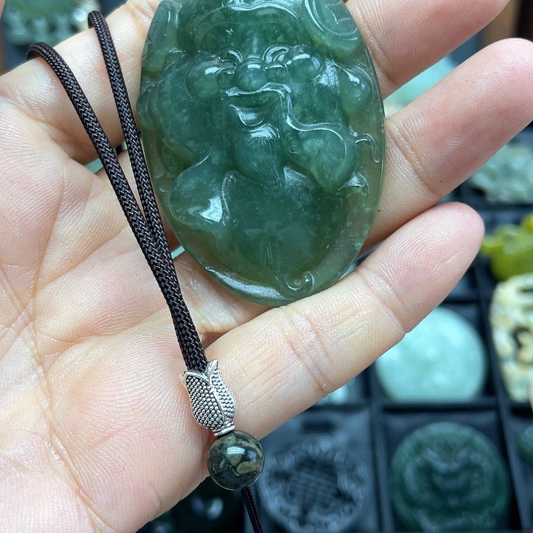 蛇纹石玉未镶嵌颈饰甲**成