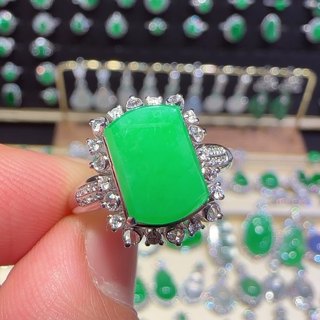 翡翠戒指18K金镶嵌戒指