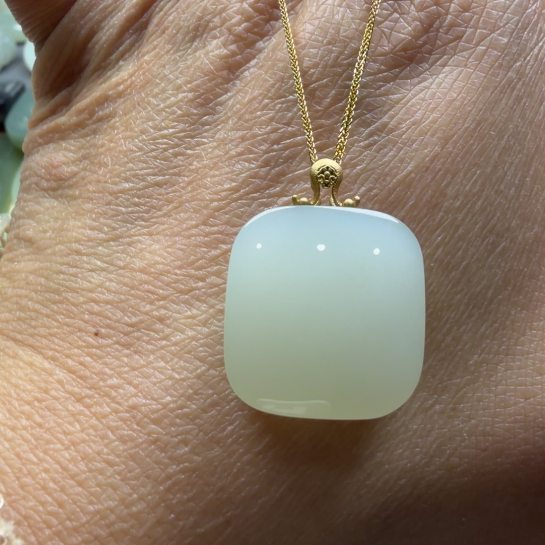 和田玉18K金镶嵌颈饰