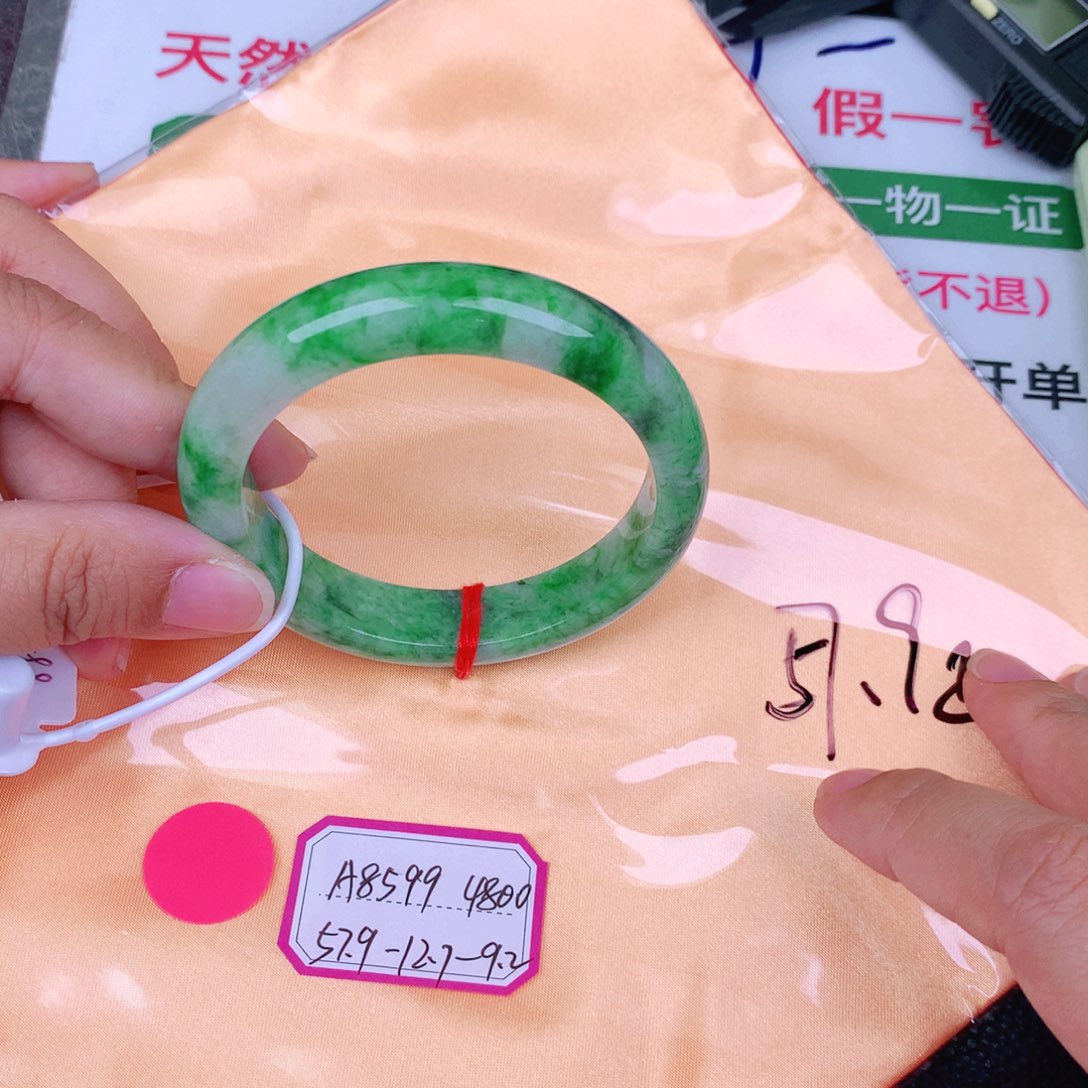 翡翠手镯未镶嵌缅甸翡翠