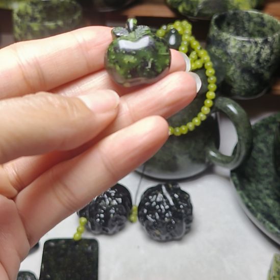 蛇纹石玉未镶嵌平安果吊坠