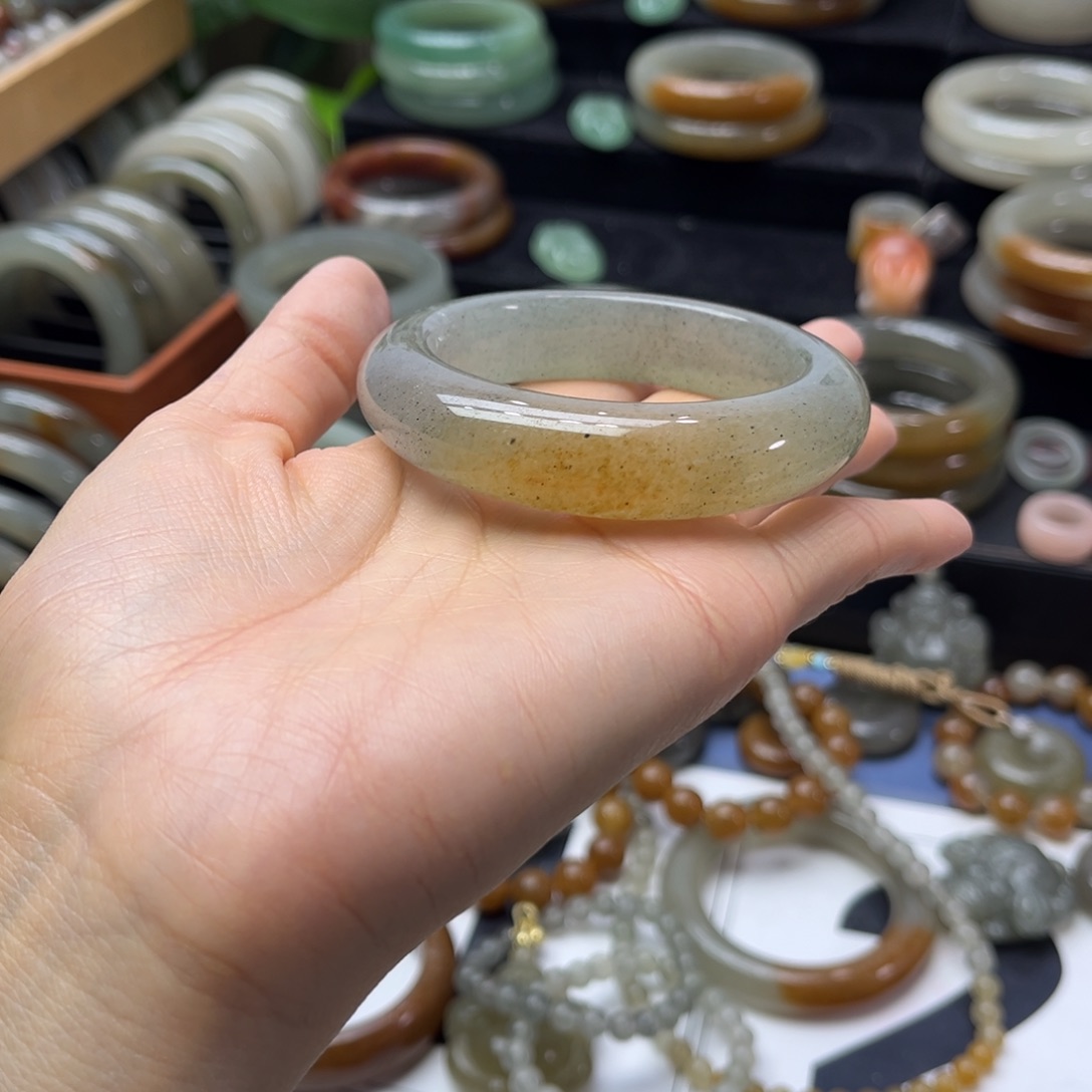 乐***寰石英岩玉未镶嵌手镯