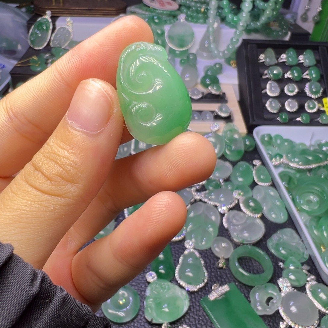 石英质玉（非洲翠）未镶嵌颈饰