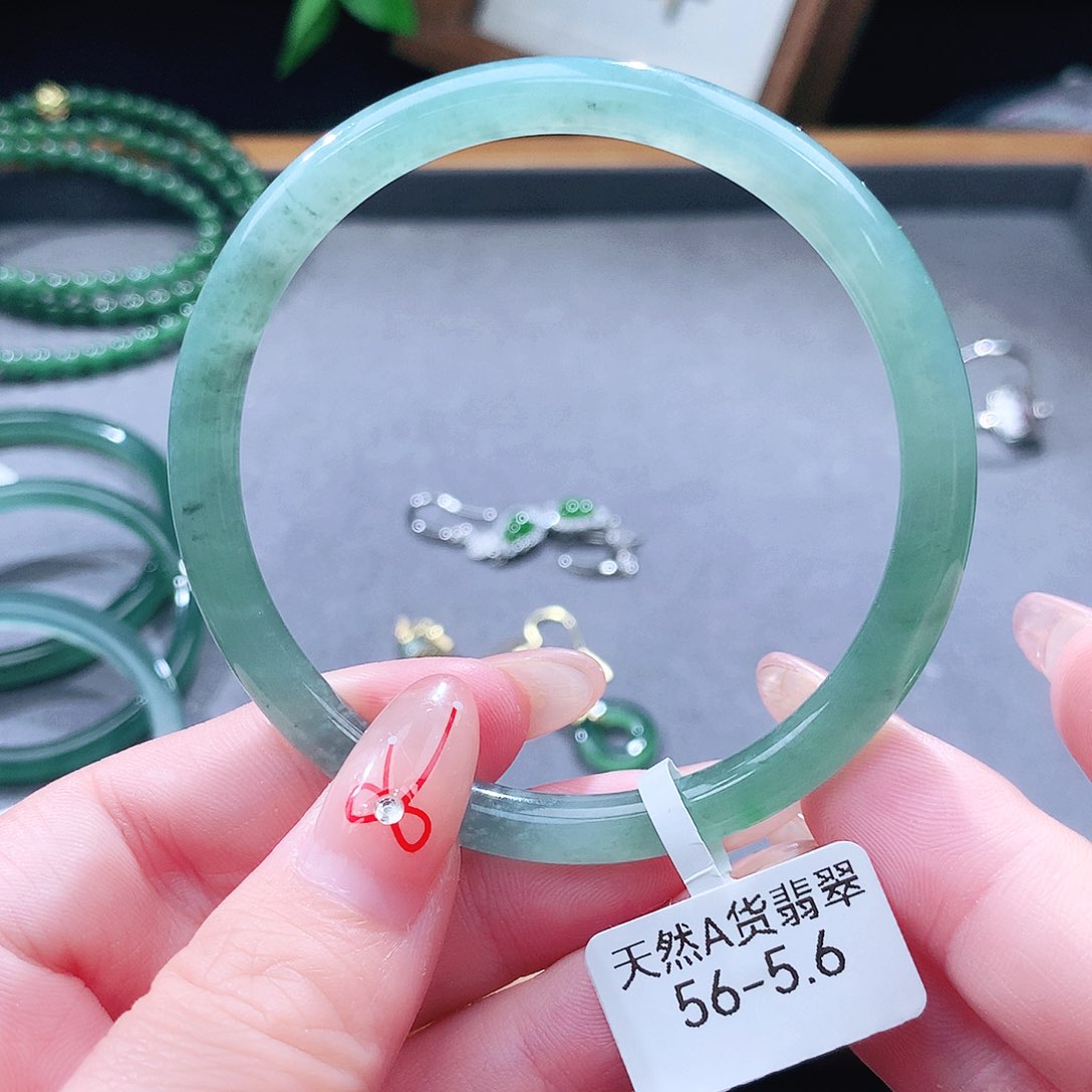 翡翠未镶嵌手镯（圆镯）