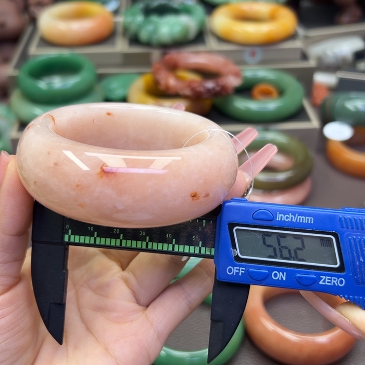 未镶嵌手镯石英岩玉