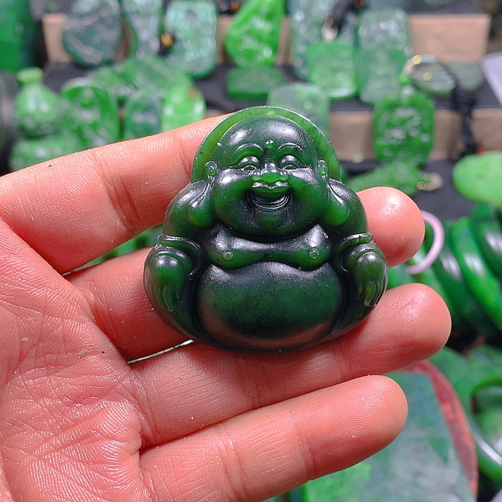 大***女和田玉（碧玉）未镶嵌珠宝半成品