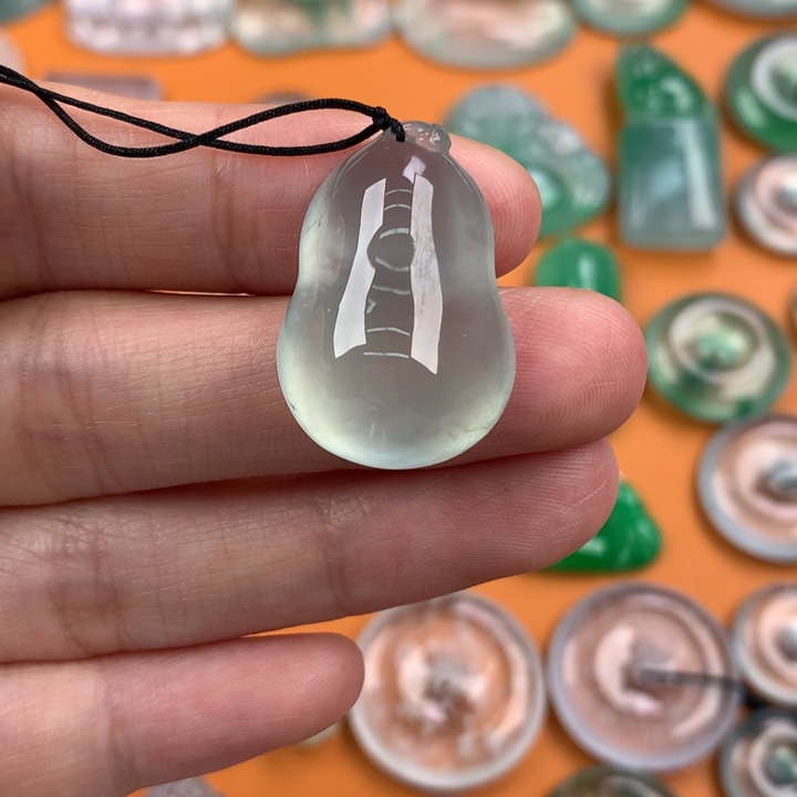 翡翠挂件未镶嵌….