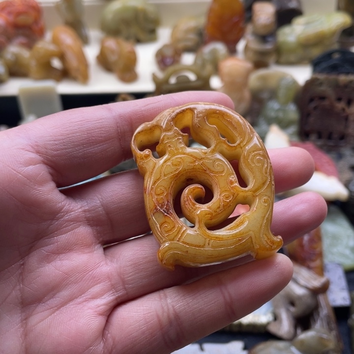 蛇纹石玉颈饰未镶嵌