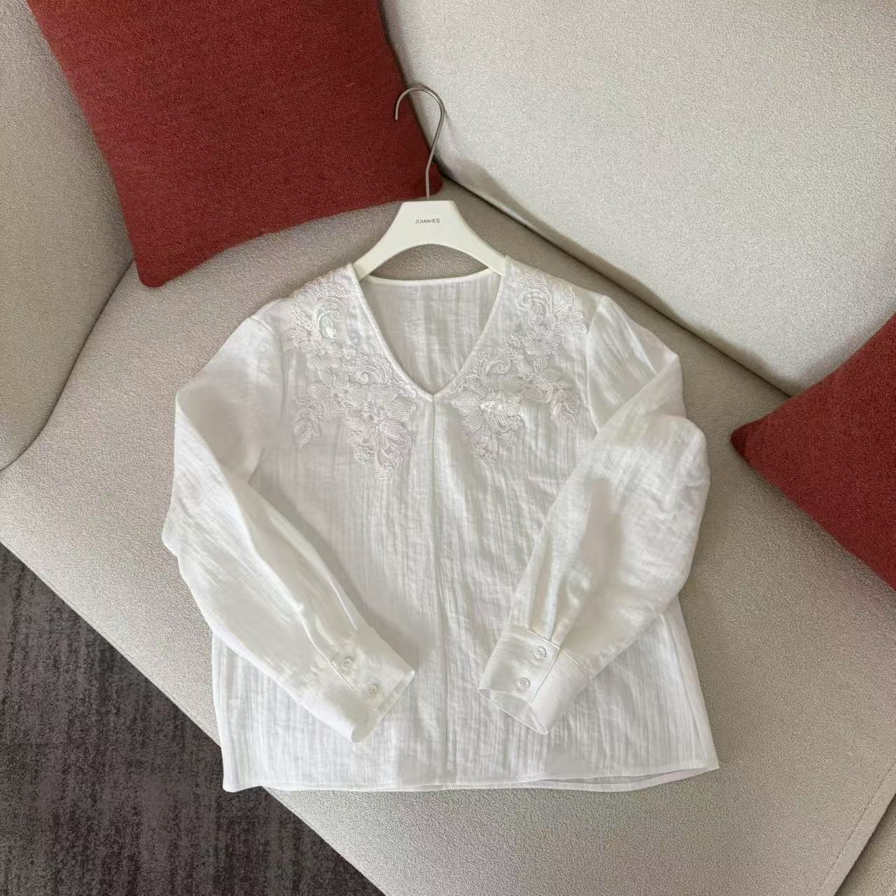 【DTWW大头韦韦】国风新中式V领钉珠钩花衬衫252158