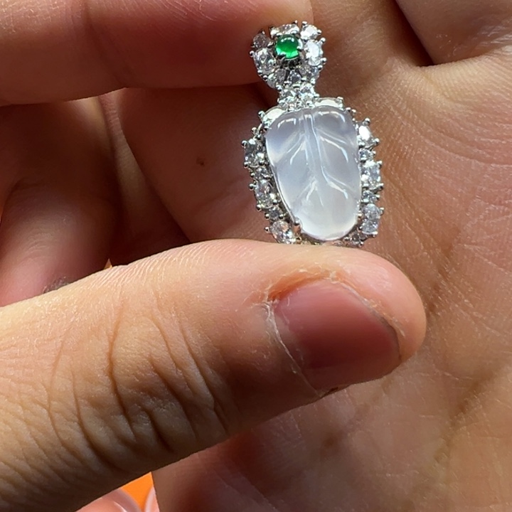 石英质玉合金颈饰