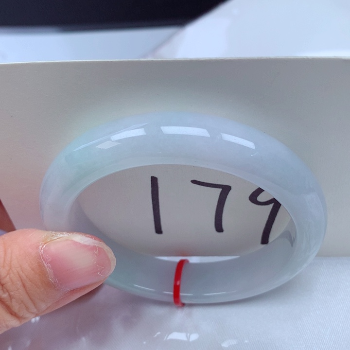 翡翠手镯未镶嵌翡翠