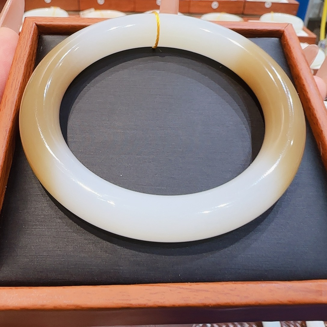 和田玉未镶嵌手镯