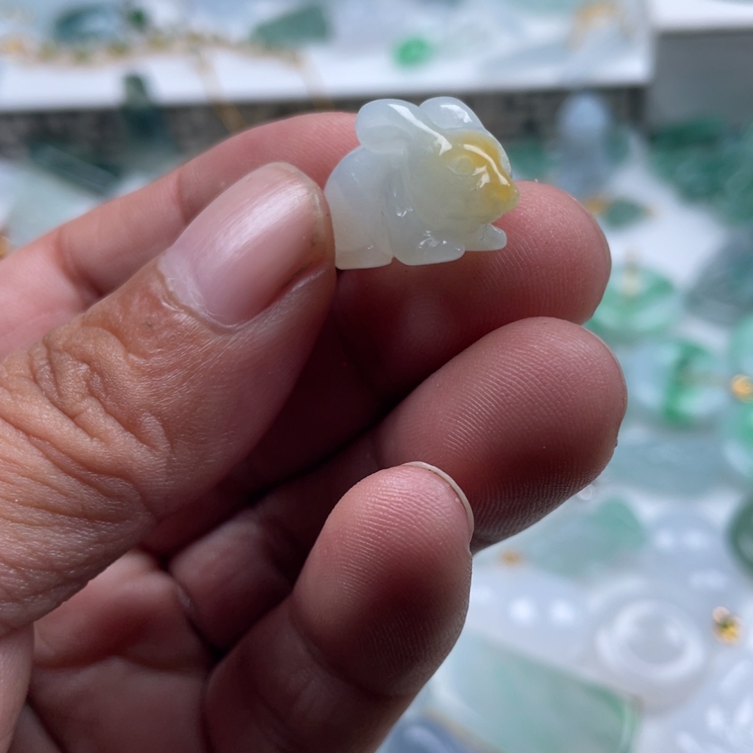 翡翠未镶嵌颈饰翡翠冰黄兔子