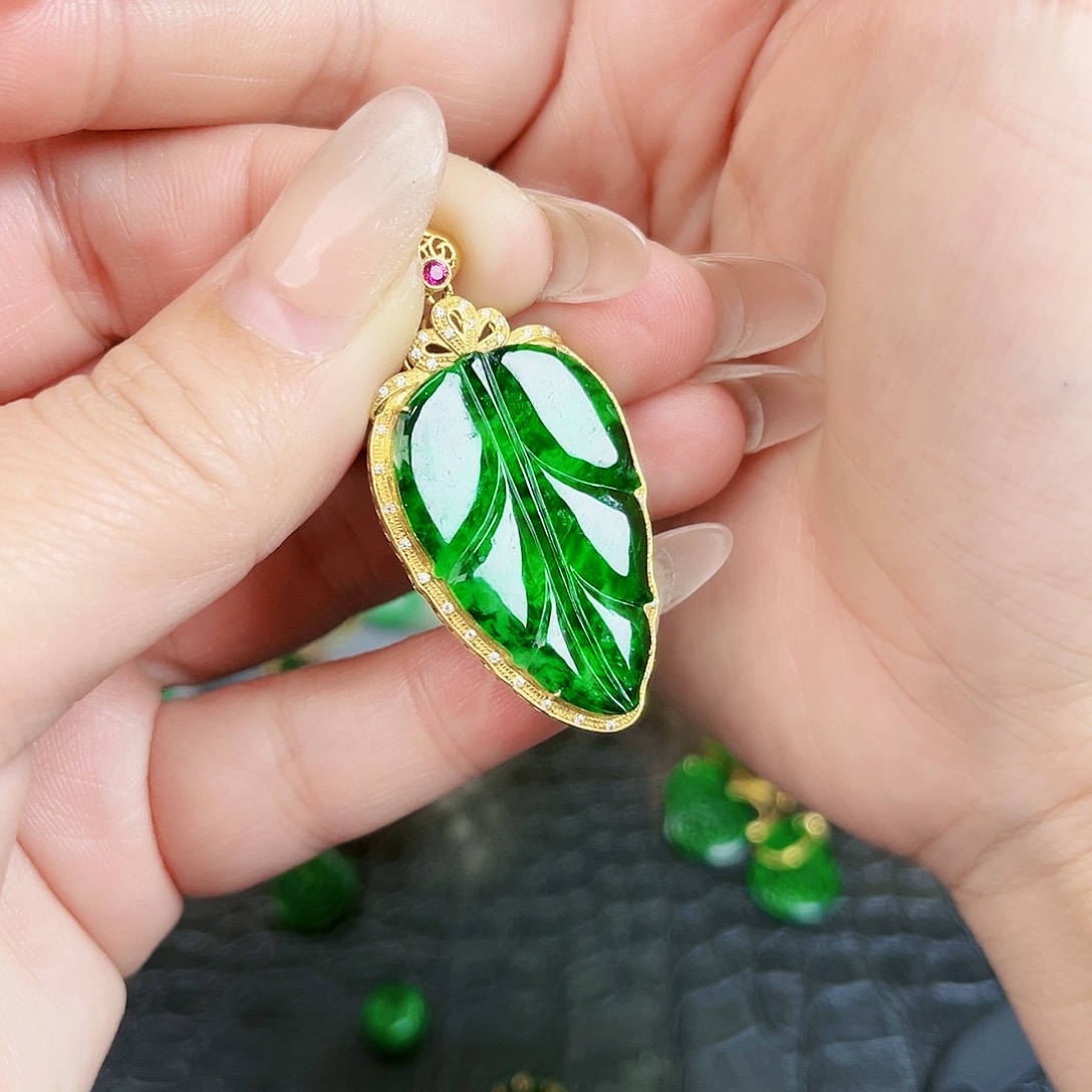 翡翠颈饰18K金镶嵌吊坠