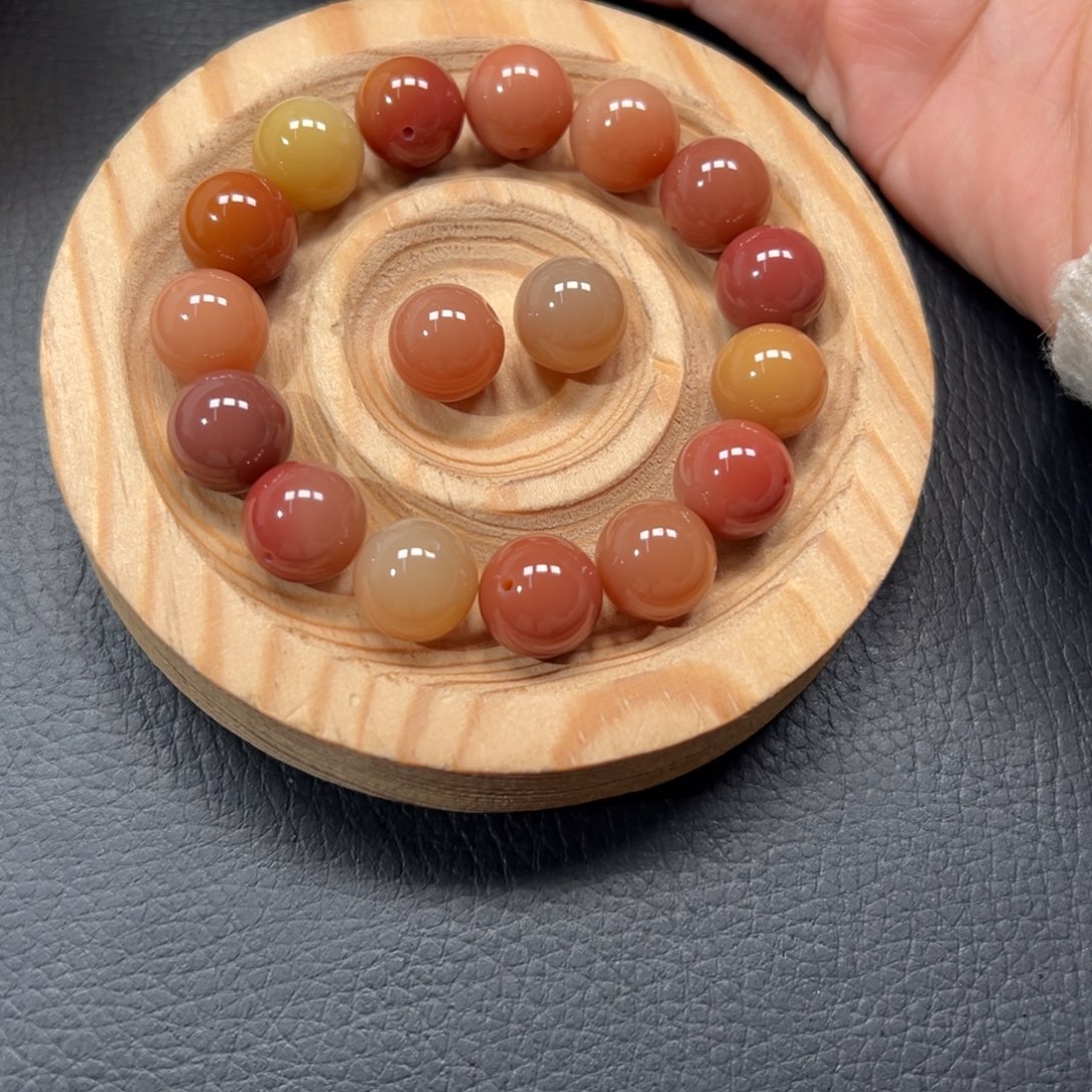 亿***钱石英质玉未镶嵌手链96