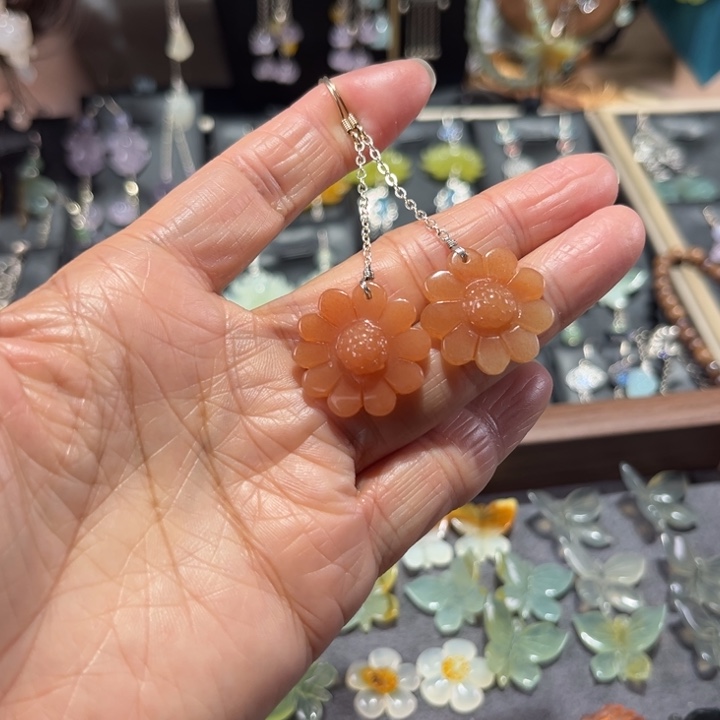 蛇纹石玉未镶嵌耳饰