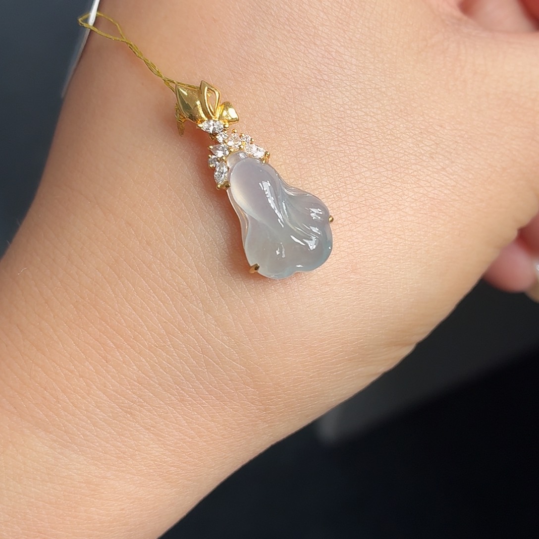 翡翠18K金镶嵌颈饰