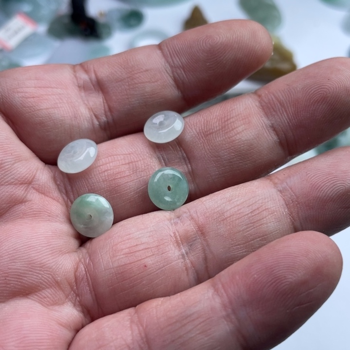 .***优翡翠未镶嵌颈饰挂件