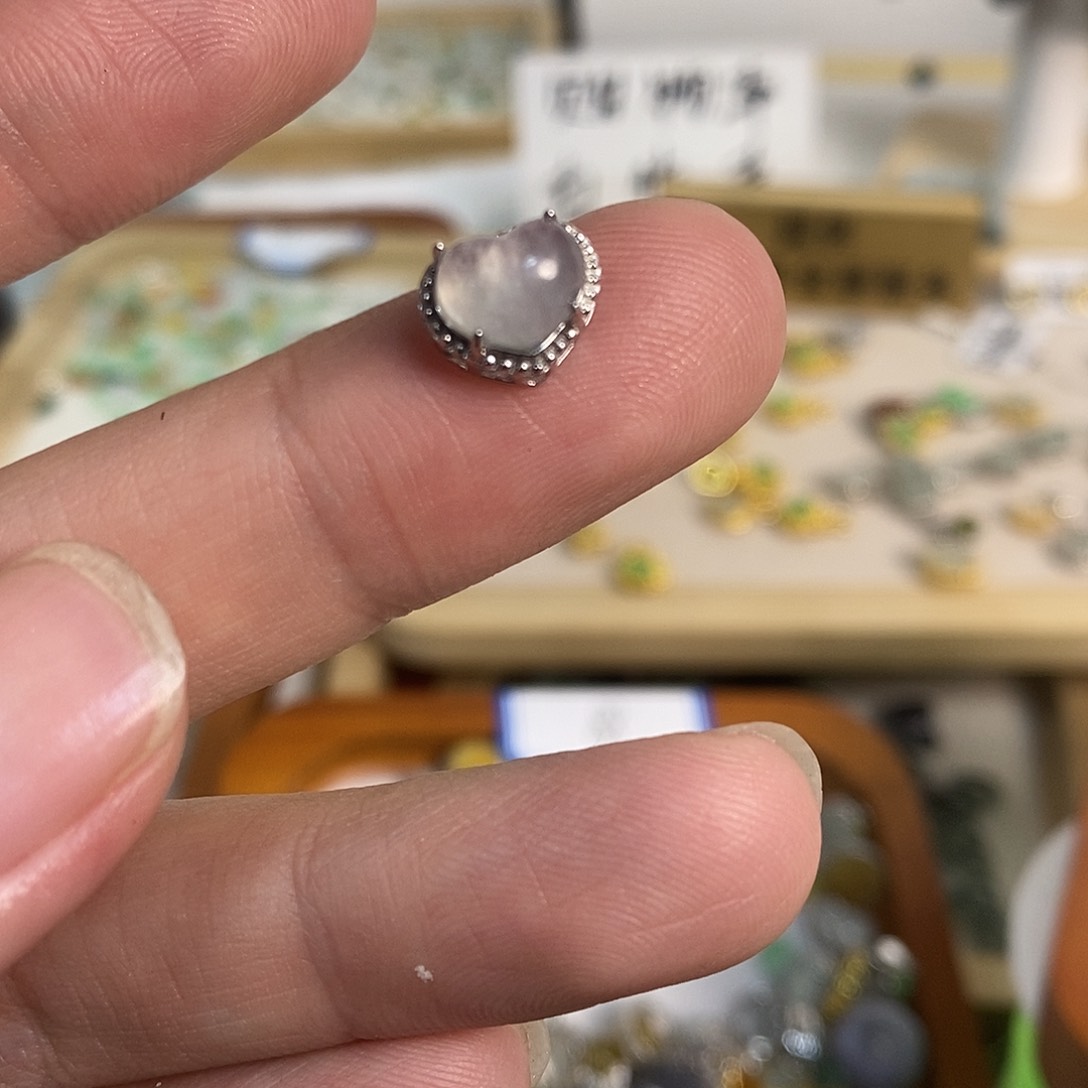 翡翠颈饰未镶嵌食***凉爱心