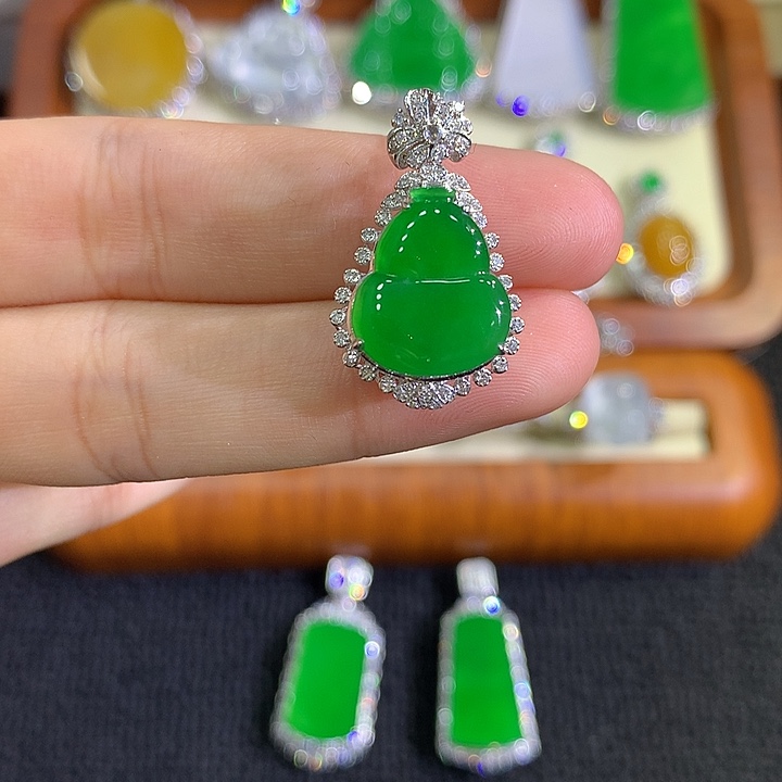 翡翠18K金镶嵌颈饰葫芦