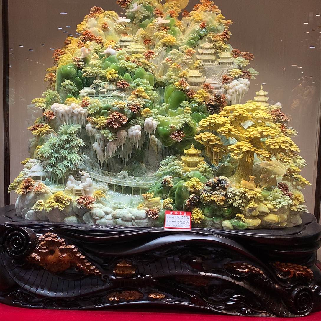 兜***风蛇纹石玉未镶嵌摆件