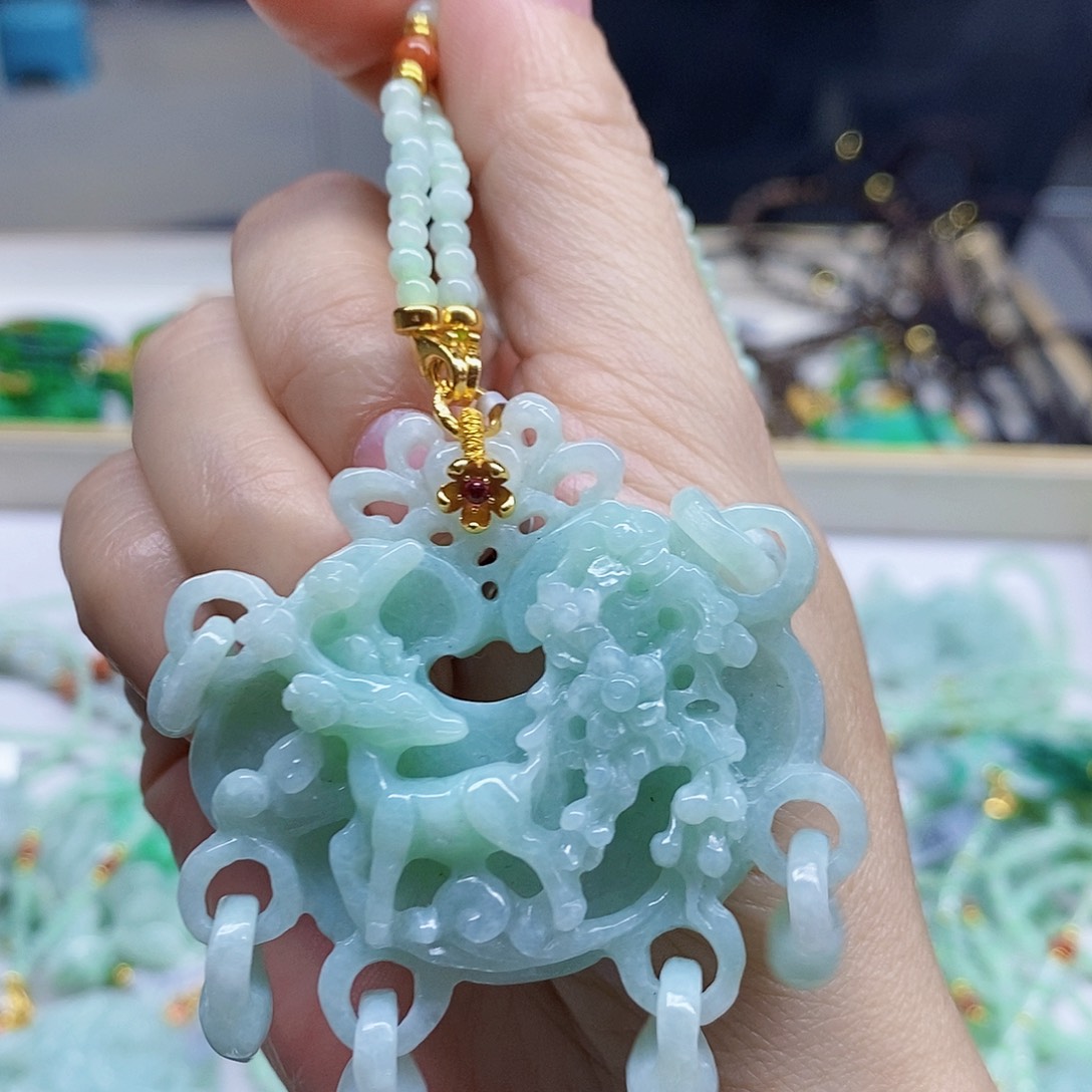 翡翠未镶嵌颈饰吊坠