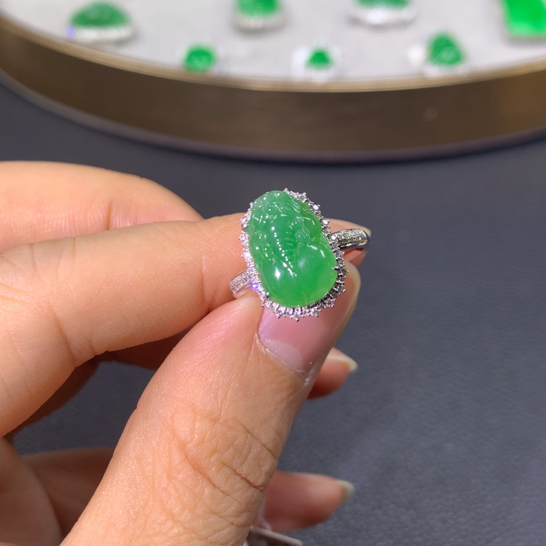 翡翠戒指18K金镶嵌翡翠