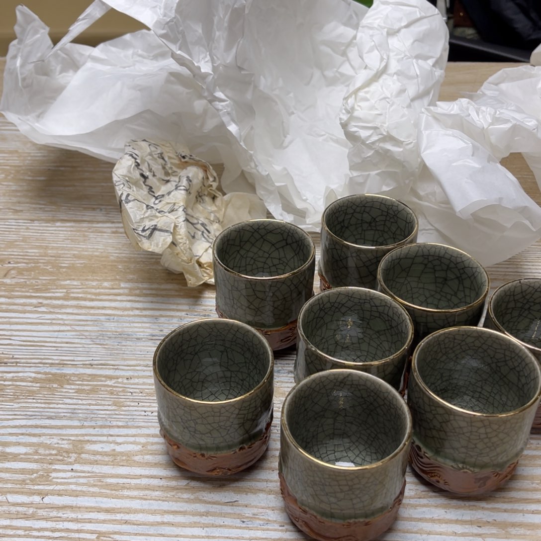 瓷片岩*密密麻麻地排列着一个