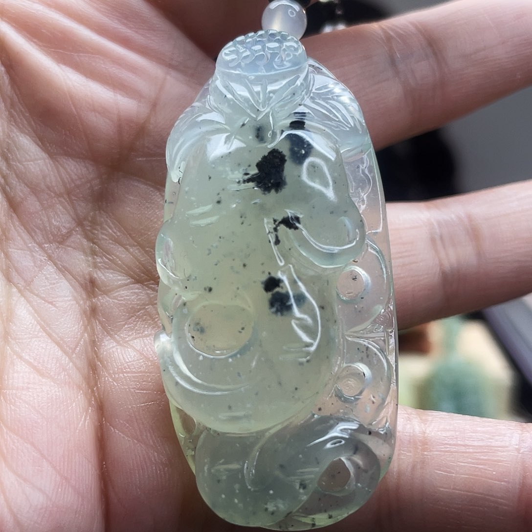 蛇纹石玉颈饰未镶嵌