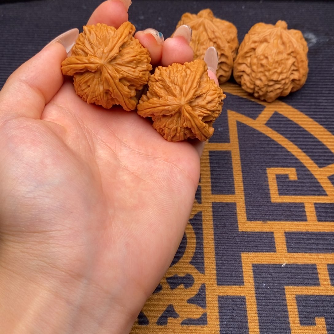 苏***木文玩核桃吊坠白狮子