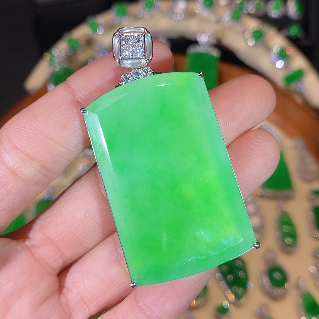 翡翠颈饰18K金镶嵌翡翠