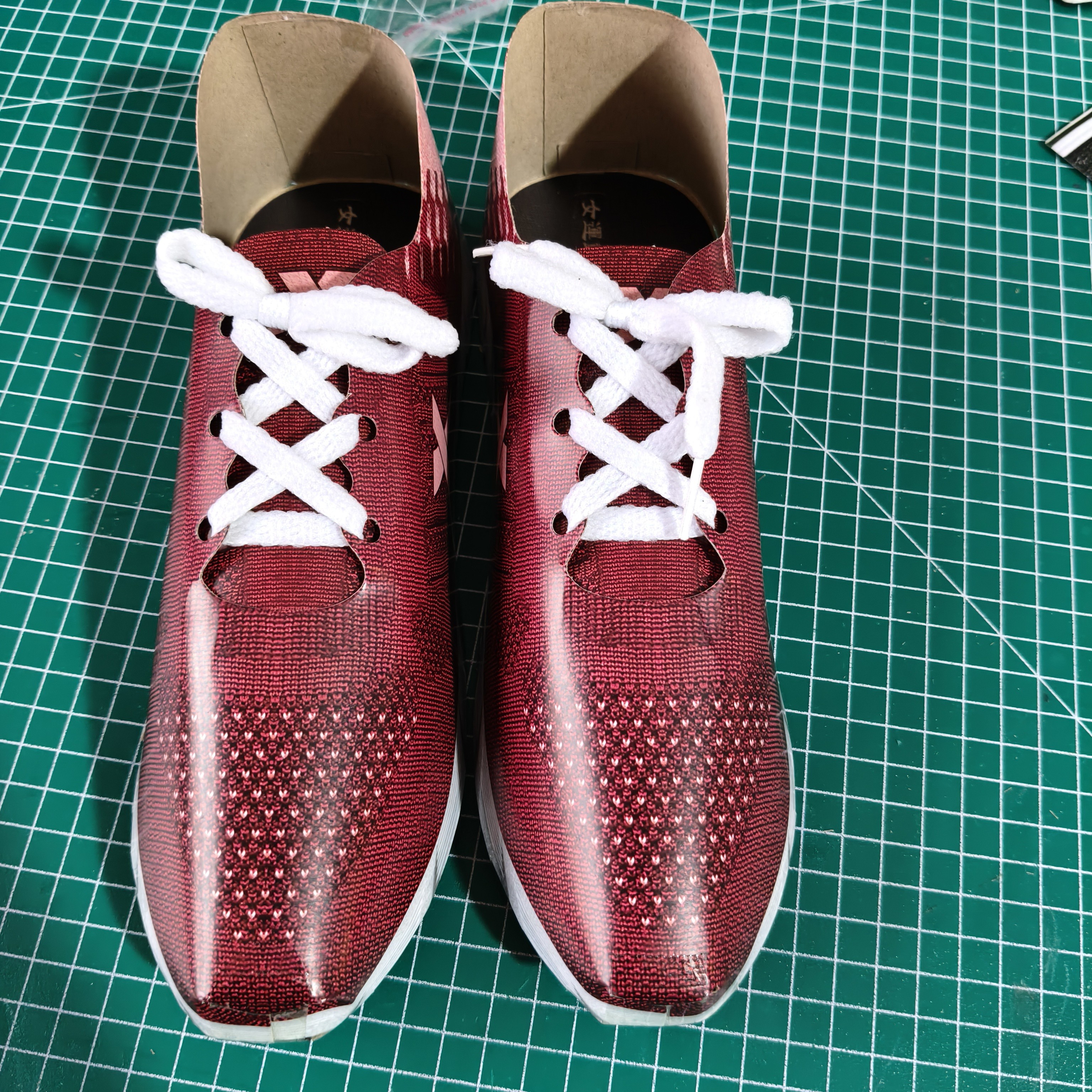 高档仿真纸质运动鞋一双