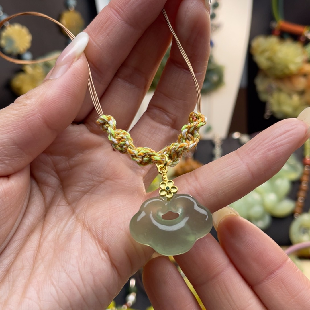 蛇纹石玉未镶嵌颈饰