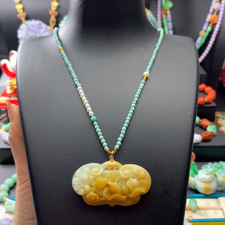 翡翠未镶嵌颈饰平**福黄翡如意