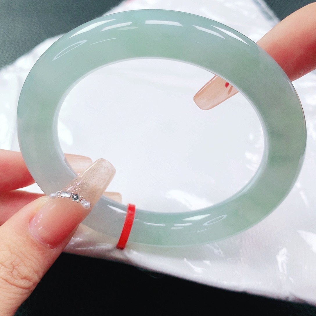 翡翠手镯未镶嵌55圈