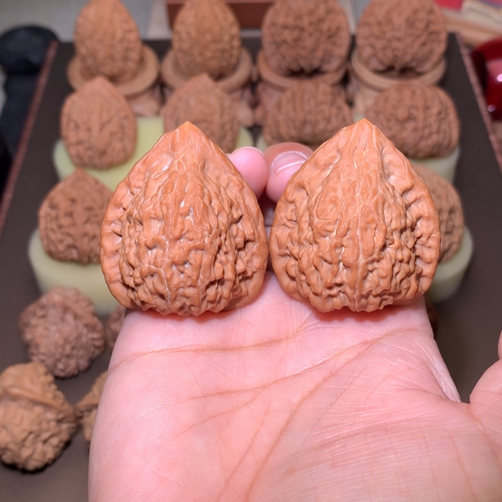 核桃文玩核桃把件蛇王一抹红