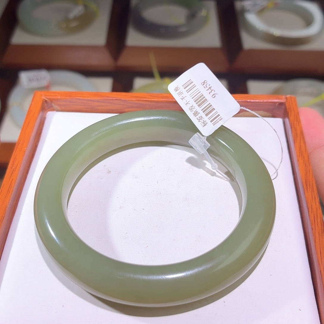 和田玉手镯未镶嵌和田玉53