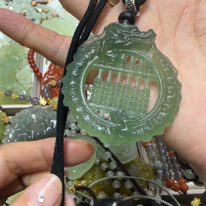 蛇纹石玉吊坠合金