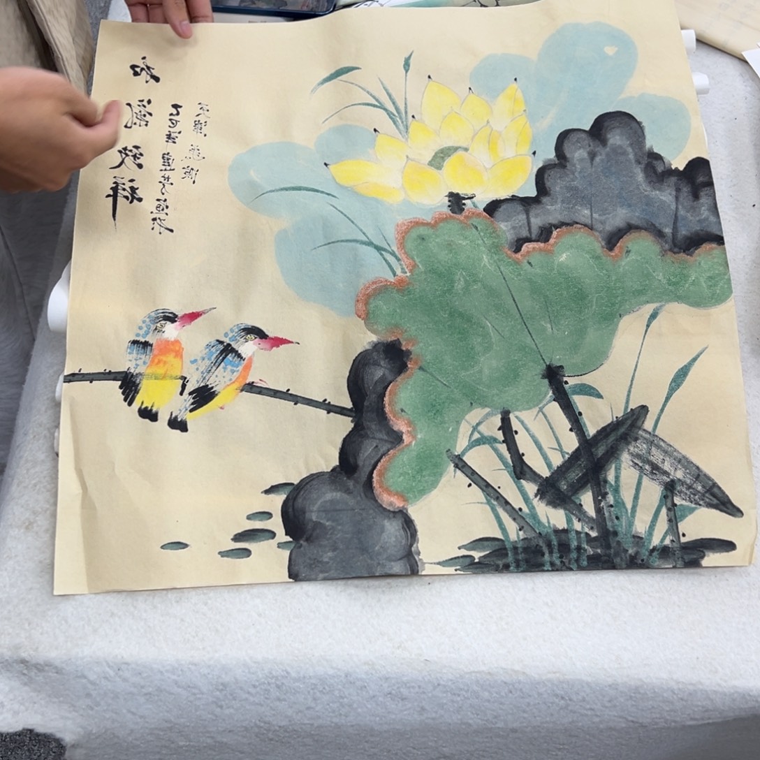 国画卖字画的小男孩