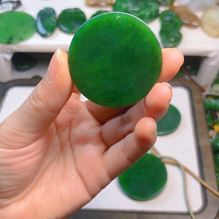 颈饰未镶嵌和田玉自****。