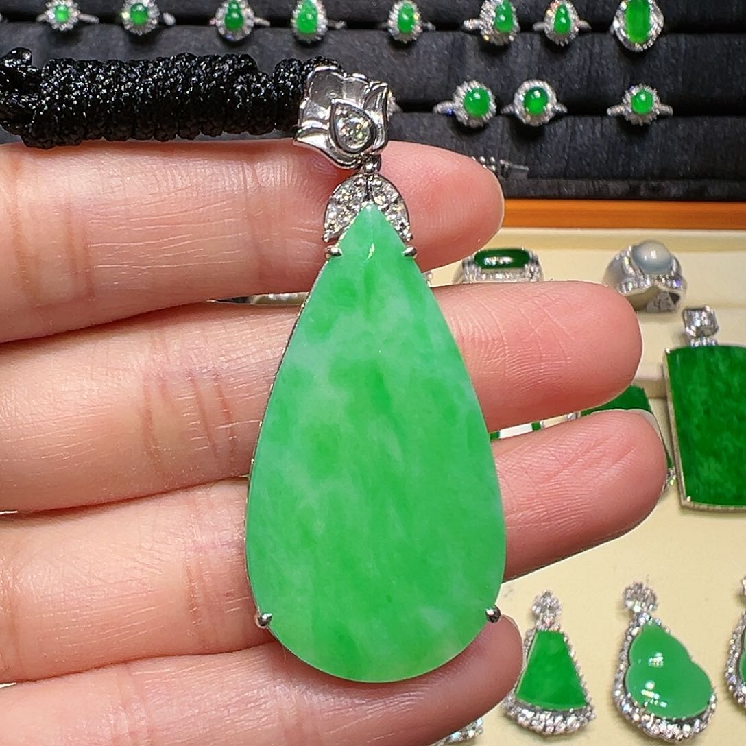 翡翠颈饰18K金镶嵌吊坠