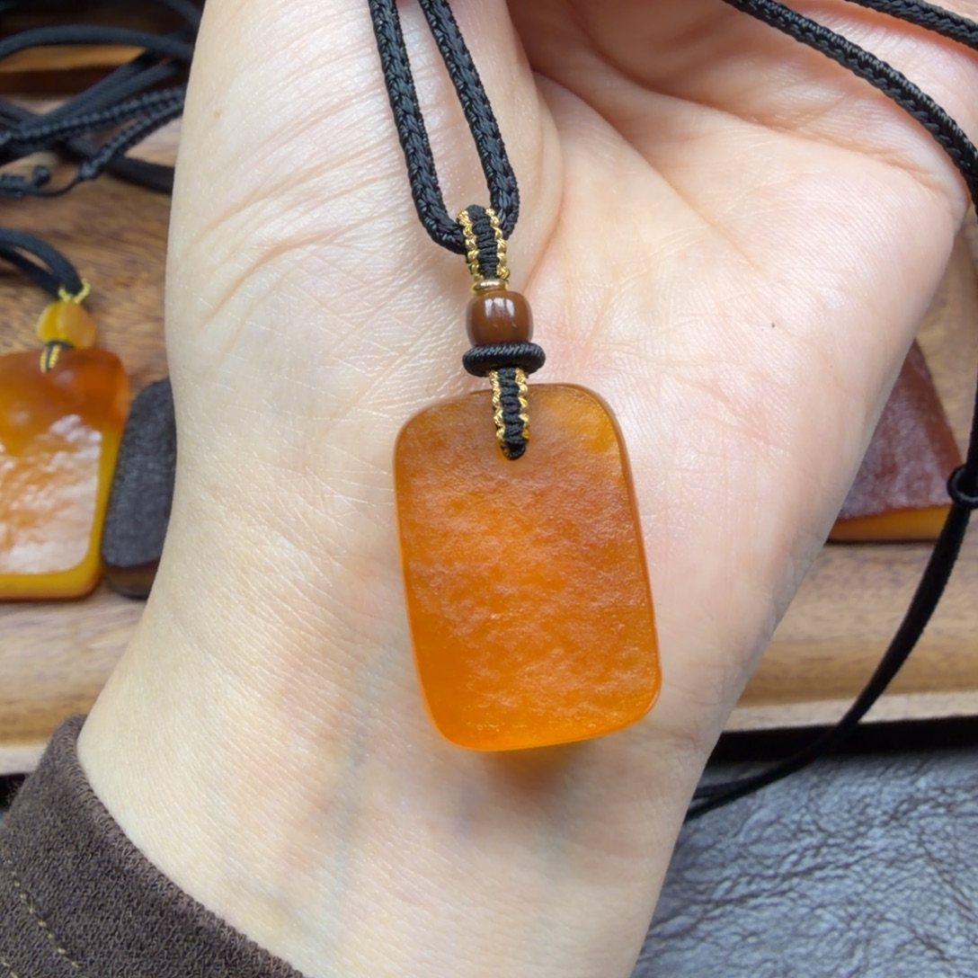 琥珀未镶嵌吊坠(赠链)