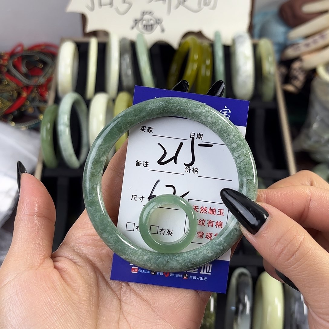 蛇纹石玉手镯未镶嵌黄**?